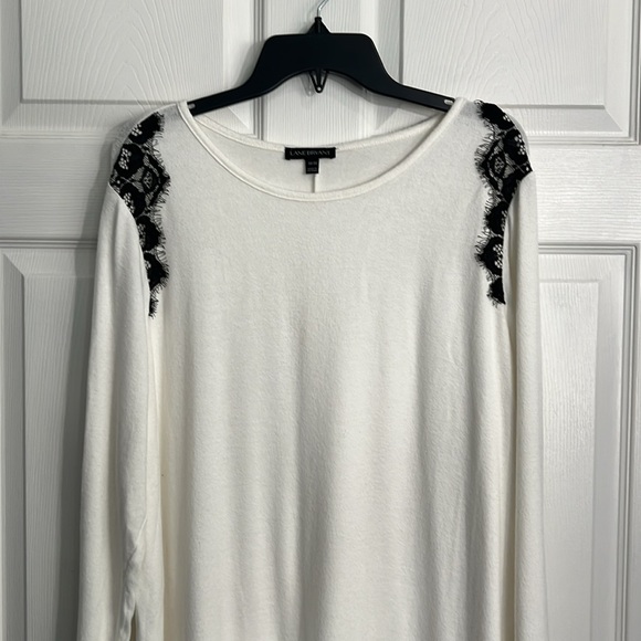 Lane Bryant women’s ivory top with black lace on the shoulders - Size 18 - 20. - Picture 2 of 6
